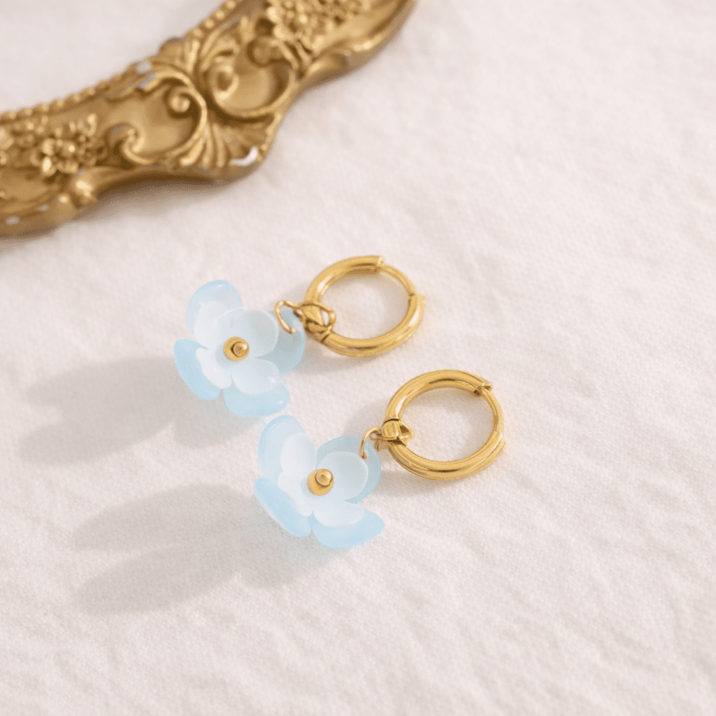 Boucles d’Oreilles Créoles Fleur Bleue – Dorées - Oboxe